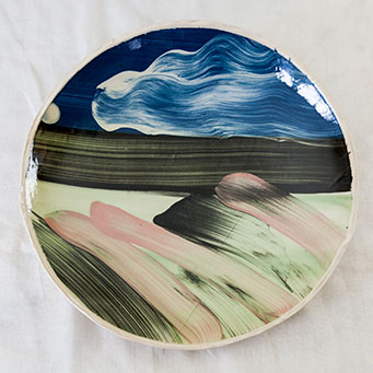 Free-form stoneware dish with brushed slip decoration – UK private collection