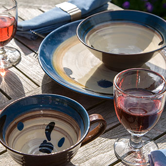 GALA – table setting: dinner plate (26cm), soup/dessert bowl (15cm), cappuccino cup (11.5cm)